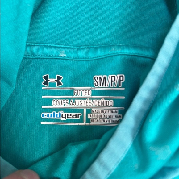 Small under armour shirt - Picture 3 of 3